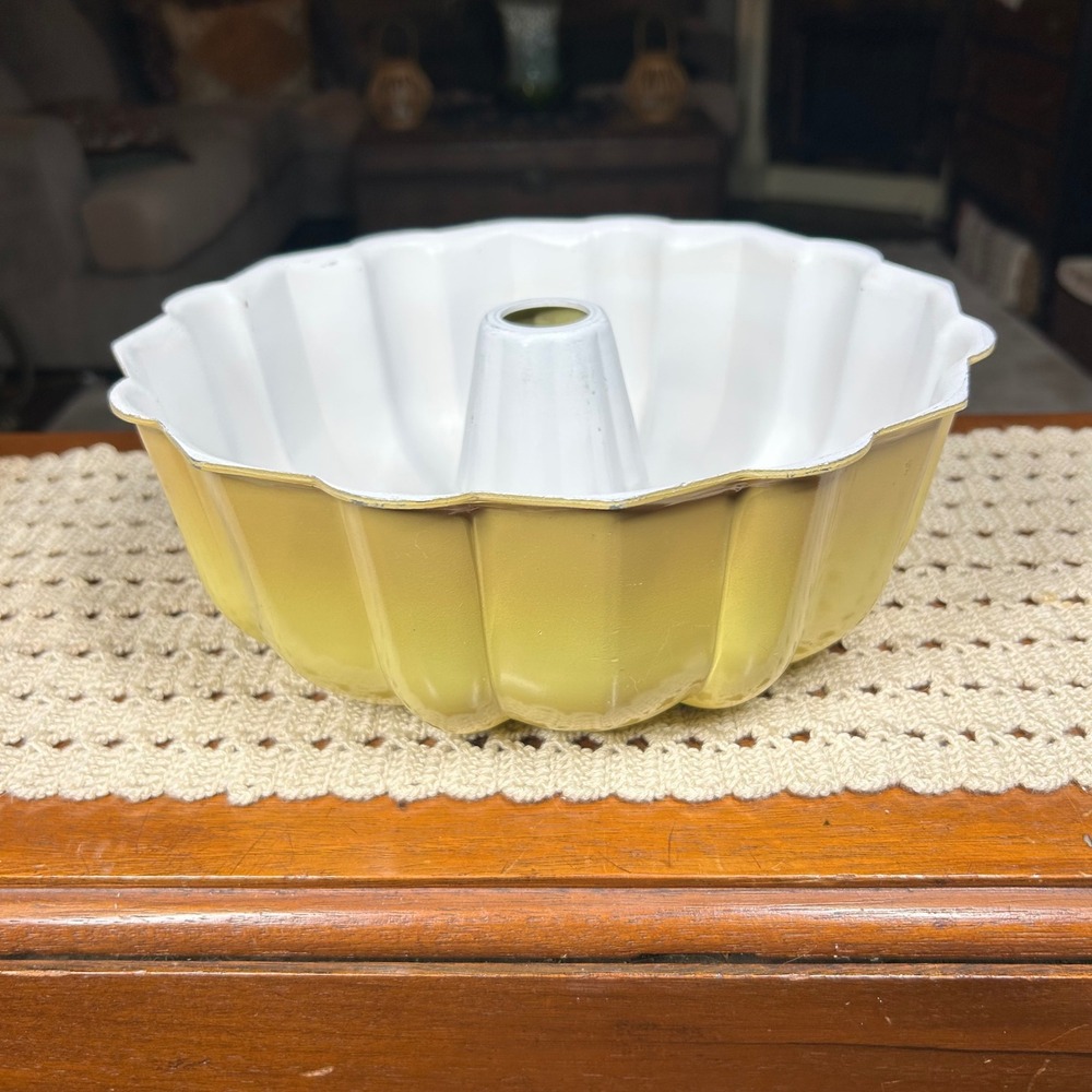 Vintage Harvest Yellow Aluminum Fluted Tube Bundt Cake Pan Retro Kitchenware
